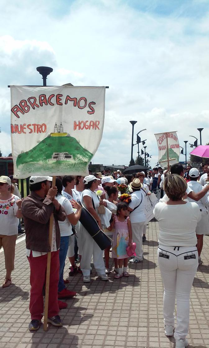 circulodefensa's tweet photo. Inicia ya la formación del #SegundoAbrazoPirámideCholula http://t.co/r99D4uBD6x