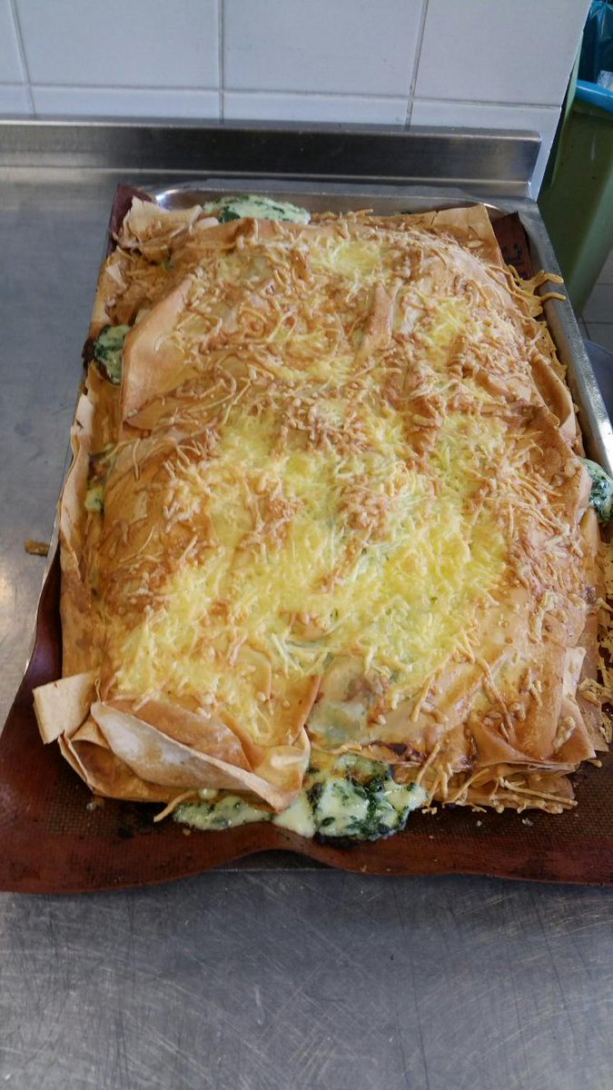 Onze vegetarische dagspecialiteit vandaag bij de Sportsbar
Baklava met spinazie,zoete ui,mozzarella en pittige kaas