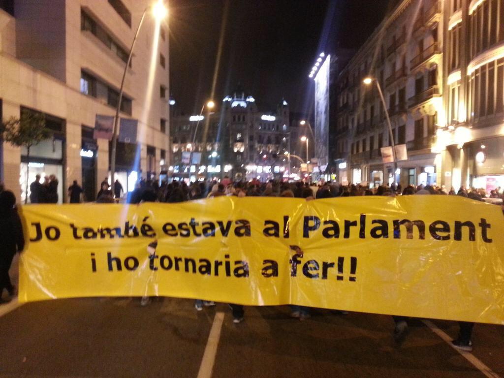 davidsanta74's tweet photo. Contra su represión, nuestra solidaridad!!! #3anysXprotestar #JoTambéEstavaAlParlament #EncausadesParlament http://t.co/Tp8oy5FtXt