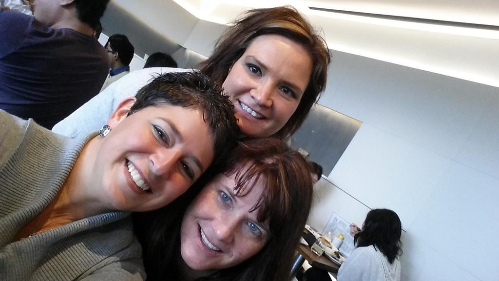 FraryLoveReigns's tweet photo. Great lunch with the girls
#Toronto
#GirlsWeeked http://t.co/f5Mpd47hh8