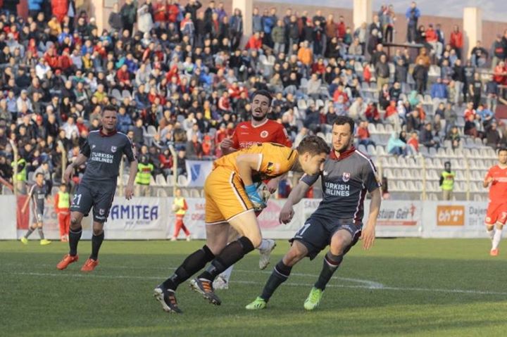 The keeper gathers the ball before Velkoski The keeper gathers the ball before Velkoski