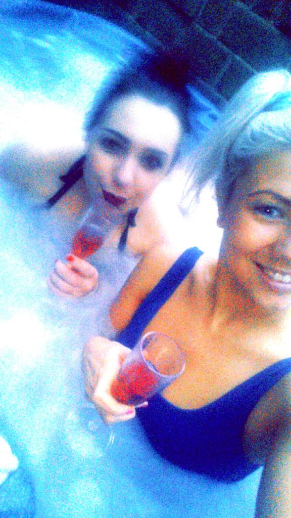 kelwalshh's tweet photo. Hot tub chilla with my gal🍷👭 perfffffs weekend http://t.co/lugFA4Xm2I