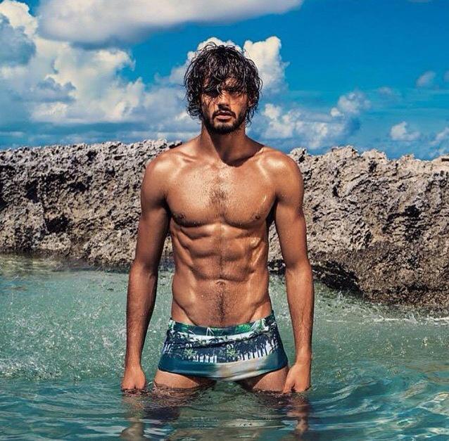 FranticVenom's tweet photo. Poseidon is not the only one who looks good in water. http://t.co/6trSIR3Ch2