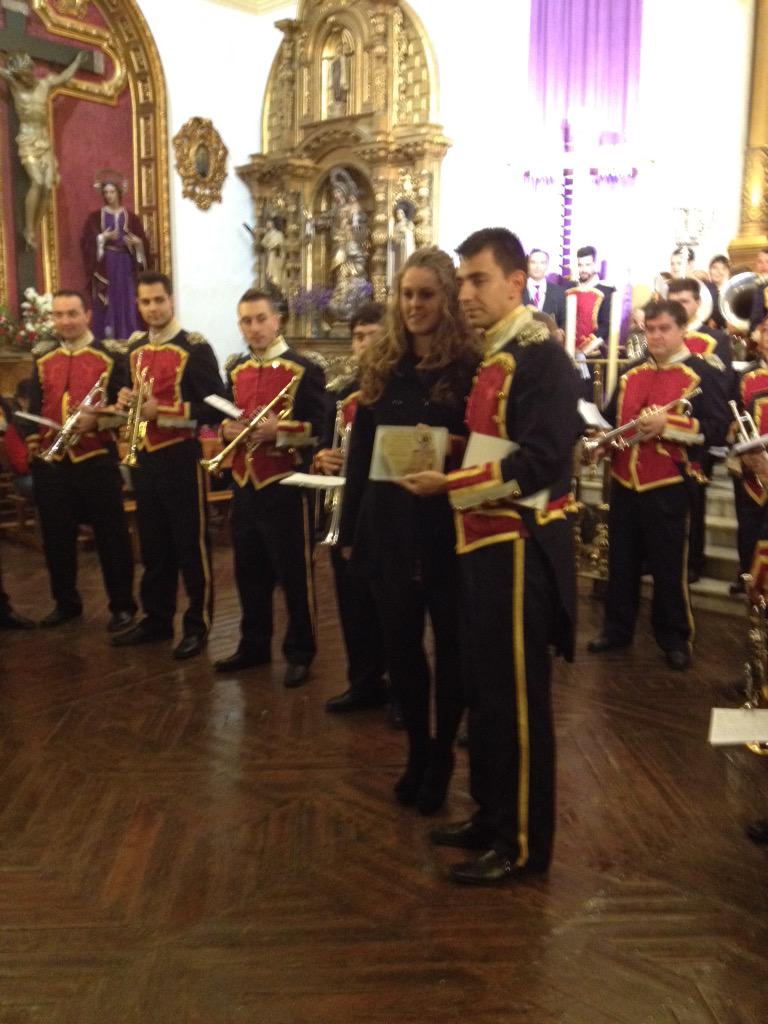 ResucitadoVva's tweet photo. Vocal de Información, @isabelrt1992 entrega un recuerdo a un componente de @ARCANGEL_AM http://t.co/Bc9K44en5Q