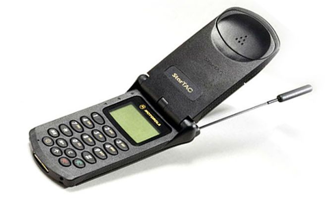 MisterNo_'s tweet photo. Y pensar que alguna vez tener este celular era lo todo. http://t.co/9teIuevs6X
