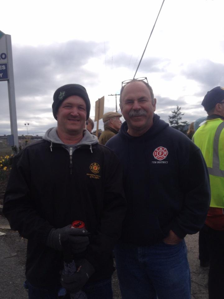 RickyWalsh's tweet image. Rick Davis, L-1537 and 7th District VP supporting striking USW workers in Anacortes Tesoro plant!