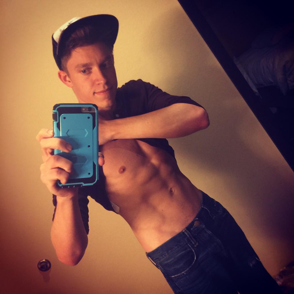 If you are bored and horny then click here ->http://t.co/9A19bcXxdm #gaycamshow #gaylivechat @chaturbate