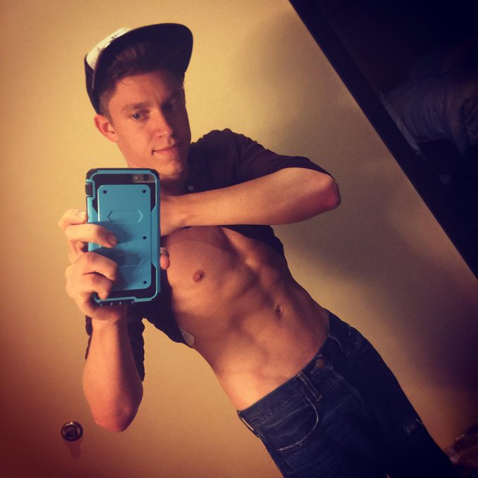 If you are bored and horny then click here ->http://t.co/9A19bcXxdm #gaycamshow #gaylivechat @chaturbate