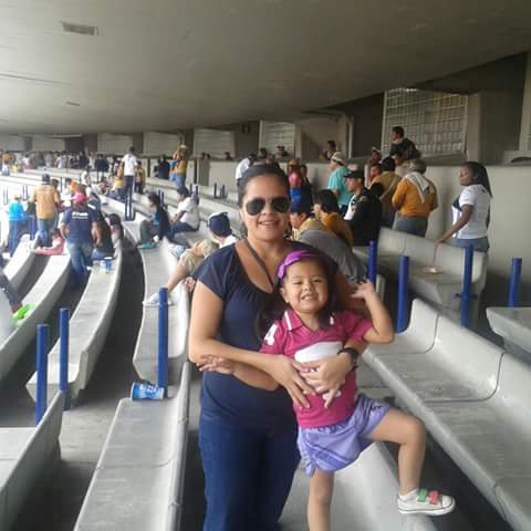 300Olivi's tweet photo. @El_Punterazo #ElPunterazoMeLlevaACU aquí con mis niños una afuera y otro adentro http://t.co/oJ9OQs9Wr6