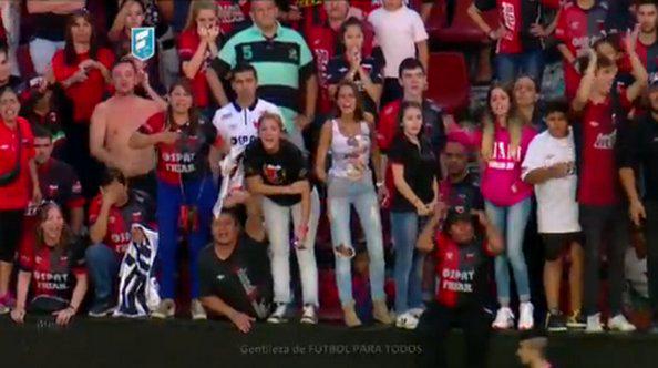 enunabaldosa's tweet photo. Las barras de Colón insultando a los jugadores. Basta de violencia de género. http://t.co/MS0DDCrPwb