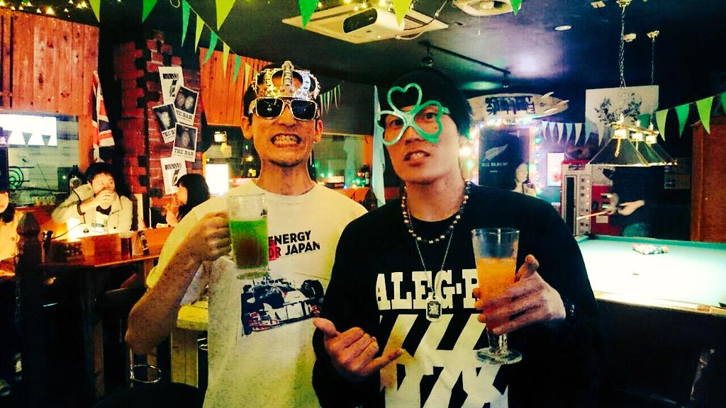 7YOSSHI7's tweet photo. 【YOSSHI×ボール×スピーカー=旅】

昨夜バーにて打ち上げ。見た目が緑色のビールから始まりテキーラへ。そして宮崎の地鶏と黒と白霧島を‘き’で堪能☆宮崎ではストレートの事を‘き’と言うらしい。

てげ最高な夜だった！

#44旅 http://t.co/V0Gem3qaby