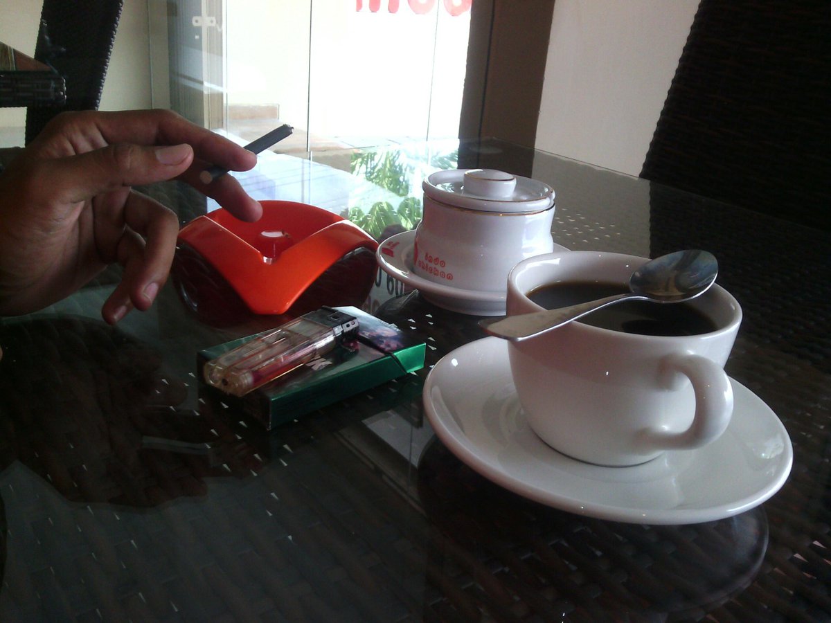 ic_caferesto's tweet photo. Kopi pagi gaess... :-)  #BlackCoffe http://t.co/0NeCPrSX5y