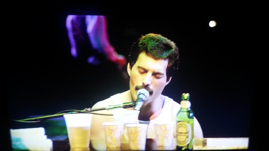 FedeGabutti's tweet photo. Toda persona que le guste la música debería ver el recital de Queen en Montreal.. no tiene desperdicio! http://t.co/AaM4klYS39