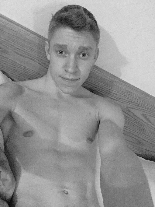 Let's chat http://t.co/9A19bcXxdm ;) #gay #gaycamshow #gaypornstar http://t.co/hhEhAMPYp7