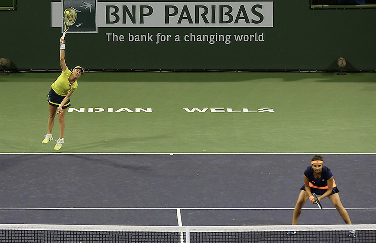There it is! Hingis/Mirza win the women's doubles title, def. Makarova/Vesnina 63 64 in the final. Congrats! #BNPPO15