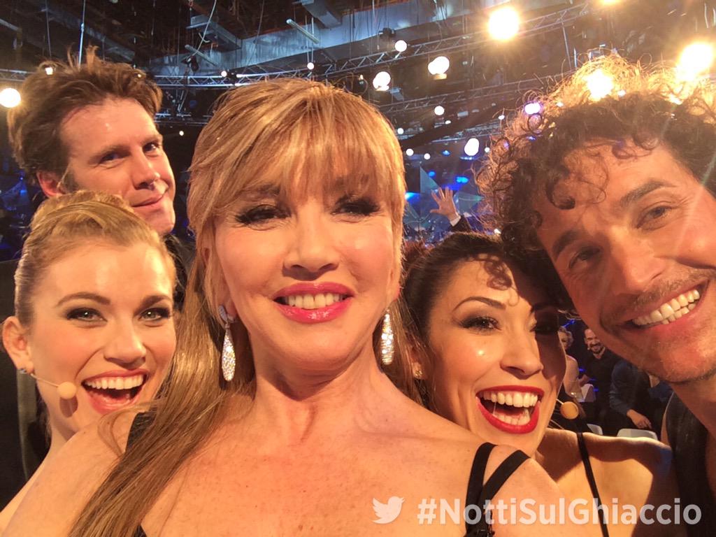 Il selfie di <a href="/milly_carlucci/">Milly Carlucci</a> con le due coppie finaliste di #NottiSulGhiaccio #TwitterMirror