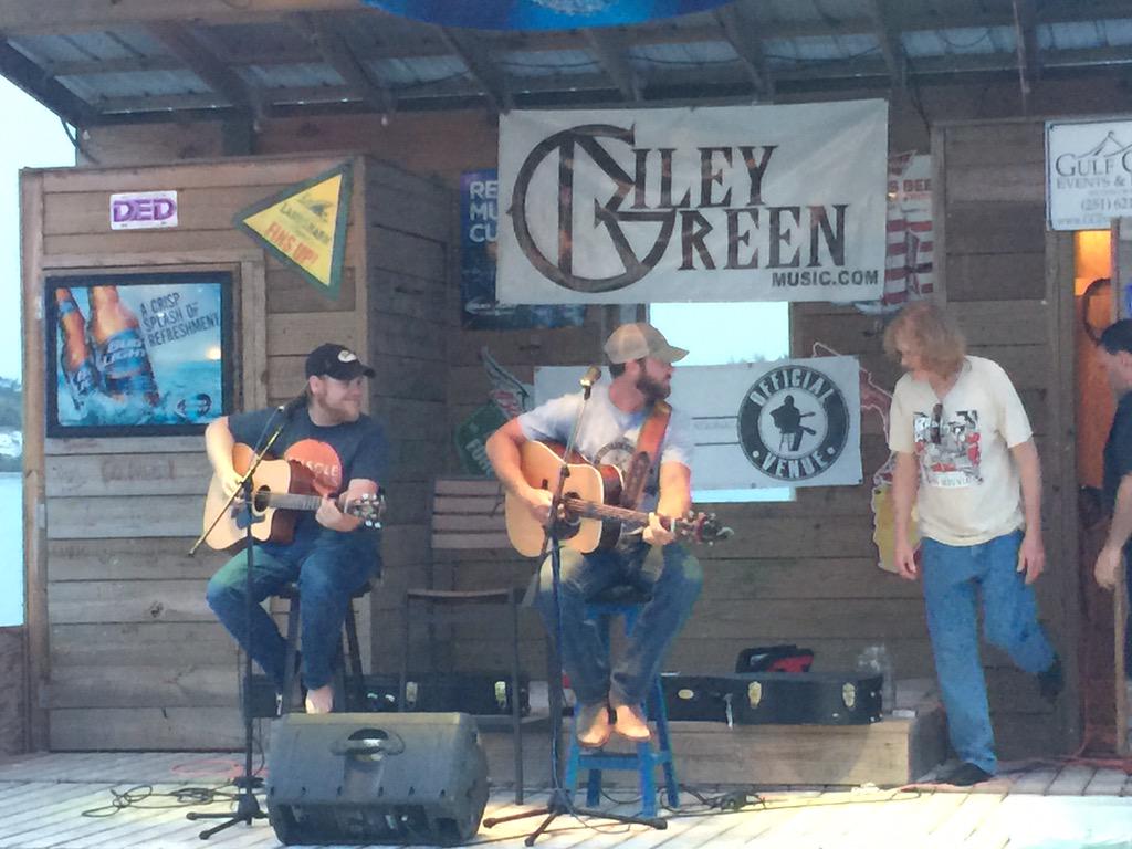 RileyGreenMusic's tweet image. Soundcheck.. #SpringBreakers2015 it's time! @FLbamaYachtClub You Are Now #GettinWeird with RG & Trey! Get Here!