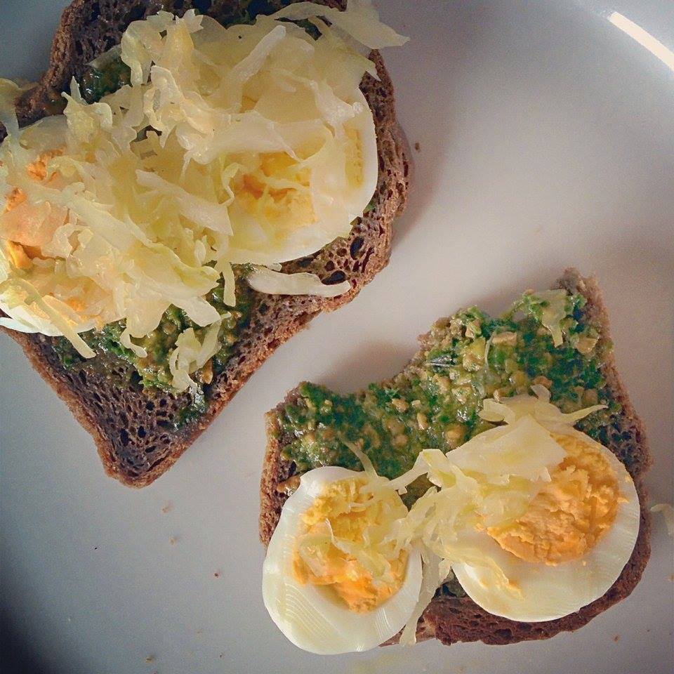 PurePantry's tweet image. Pesto, sliced egg with ORIGINAL #sauerkraut Meatless yet full of protein. An unforgettable combination. Om nom.