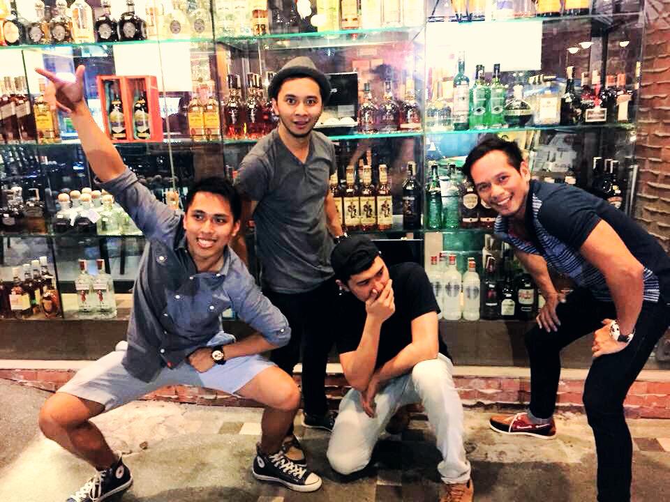 regalfonso_'s tweet photo. WHAT.A.NIGHT. 🌀 #banyolo @RowcPM @xernanalfonso @yoshidayosh_ #toki #kuyapao http://t.co/fKgGB9ZIWv