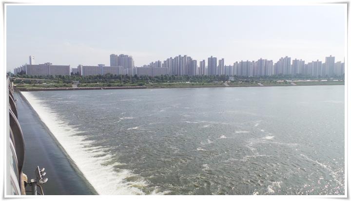 잠실대교를 건너면서 촬영한 <a href="/autokoos/">잠실5단지 ... 잠실아파트 청담공인</a> 전경 사진입니다. 잠실아파트에 대한 모든 뉴스를 십속하게 배달하는 잠실아파트 뉴스속보 포털을 준비하고 있습니다.