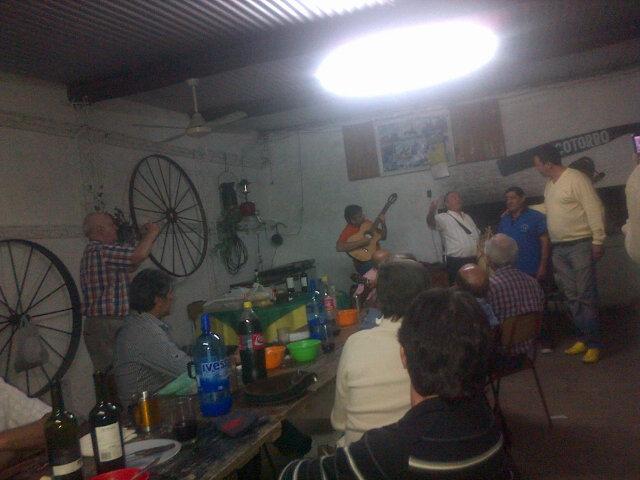 matias_hernan's tweet photo. Noche de asado y guitarra http://t.co/P3GTTjjnqR