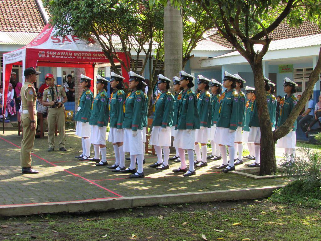 PSmetarigala's tweet photo. Sebelum memasuki area perlombaan, Laskar Putri Nusantara diberi arahan oleh kak Umar Dhani dari SMK Pnb Angkasa http://t.co/9hk7tu2cvR