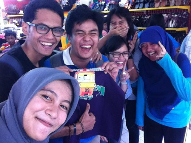 devimav's tweet photo. @HMDFISIKAUI GONDOLA MERAH BERNOMOR GANJIL KARENA Kalo naik keatas nanti bayar eheheheheee KELOMPOK 7 #timbulgraphene http://t.co/MYKOkxTtJH