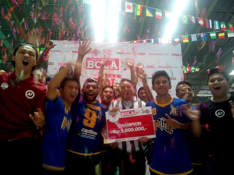 TabloidBOLA's tweet photo. Daaaaan, ini dia yang ditunggu-tunggu pemenang Liga BOLA Komunitas 2015. Selamat sekali lagi kepada @JCI_Malang http://t.co/u7YrqVD89X