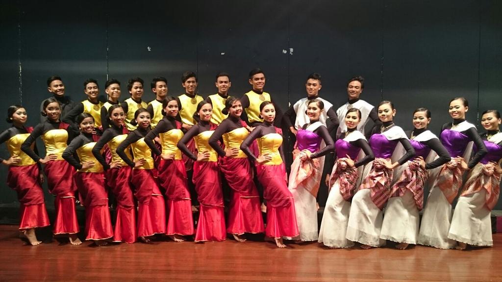 kh_iruzz's tweet photo. #DebutShowcase15 went well. Alhamdulillah. πππ http://t.co/TU4DgzVqzE