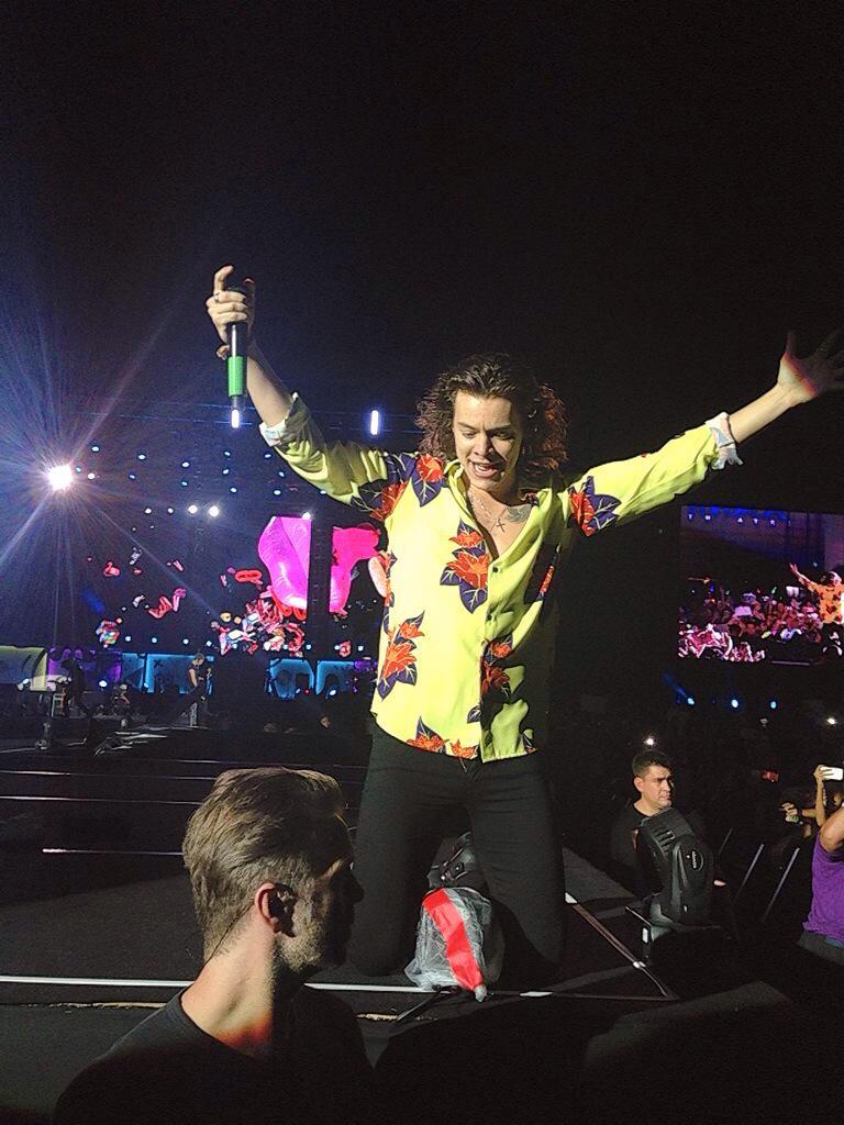 HARRY　TOUR 2015 Harry Styles performing at OTRA Tour - Mall Of Asia Concert