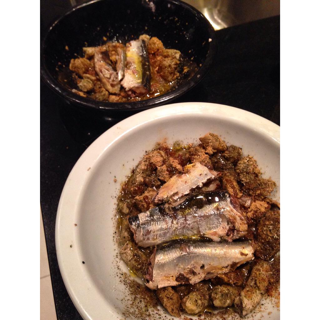 BDLDVan's tweet photo. A #dog dinner. @ORIJENPetfood FD with @K9Natural Tripe, flax oil, kelp &amp; sardines. Great for dogs who eat raw! #yum http://t.co/3P886laaiG