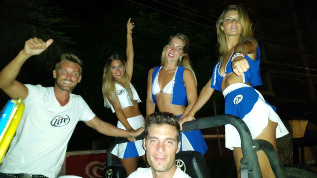 MillerLiteEc's tweet image. El Team Miller comparte su alegría y el delicioso sabor Lite en #Salinas