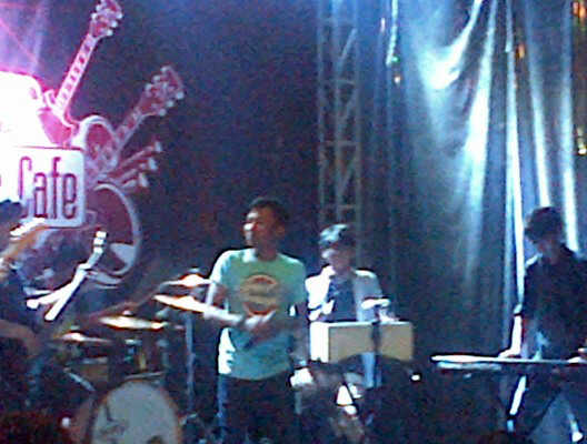 DIRECT MESSAGES BAND tweet media