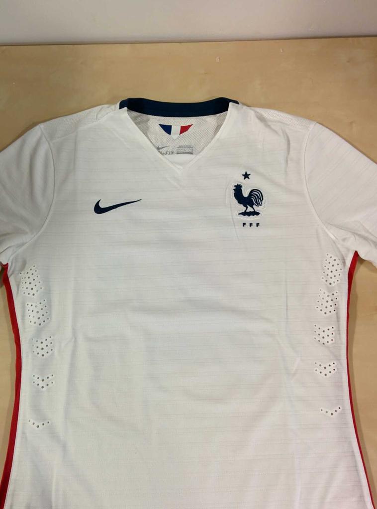 CanalplusFoot's tweet photo. RT + Follow pour gagner le nouveau maillot de l'@equipedefrance, dédicacé par @6_LKOSCIELNY, notre invité ce soir ! http://t.co/9XvmlqyMkn