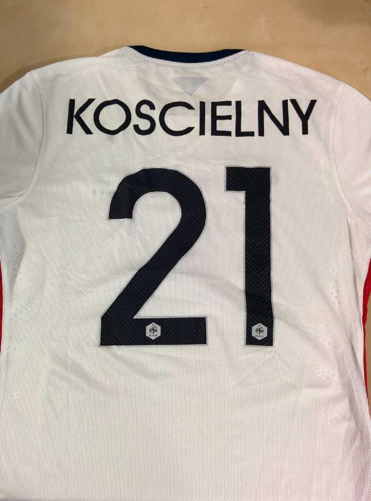 CanalplusFoot's tweet photo. RT + Follow pour gagner le nouveau maillot de l'@equipedefrance, dédicacé par @6_LKOSCIELNY, notre invité ce soir ! http://t.co/9XvmlqyMkn