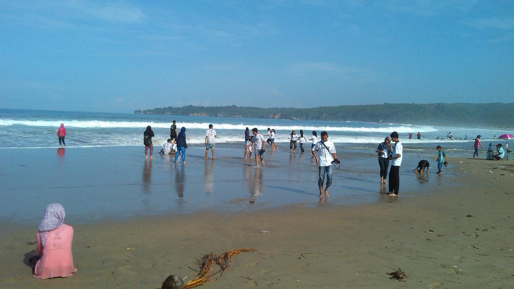 OSKA_SMANSA's tweet photo. Urusan Kesiswaan &amp; OSIS-MPK SMAN1Cjr (21-22/03/2015 ) refreshing di Pantai Sawarna🌊🌊 http://t.co/1mWg8CDV9O