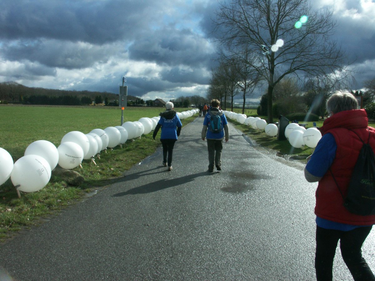 gerdavang's tweet photo. #venloop2015 verrast met VERGEET-ALZHEIMER-NIETlaan #trots op vrijwilligers @AlzheimerN_L @alzheimernl @kerstentweets http://t.co/GWrrQGSbUJ