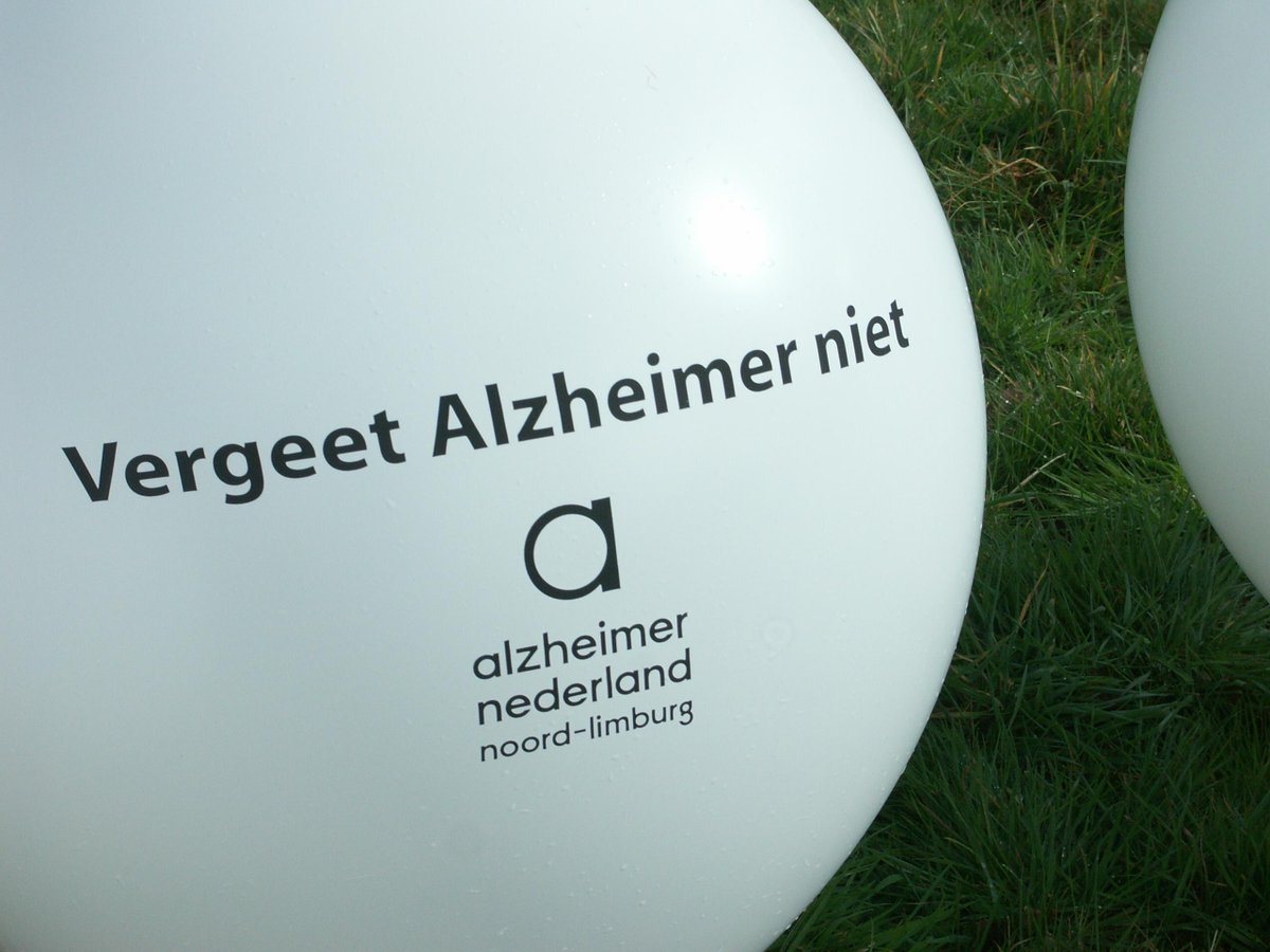 gerdavang's tweet photo. #venloop2015 verrast met VERGEET-ALZHEIMER-NIETlaan #trots op vrijwilligers @AlzheimerN_L @alzheimernl @kerstentweets http://t.co/GWrrQGSbUJ