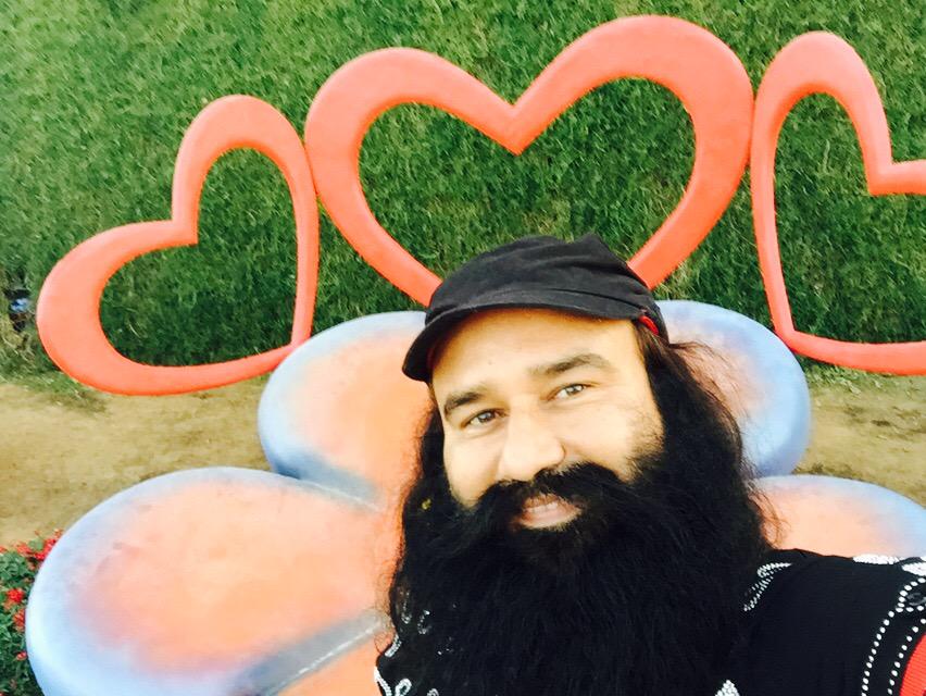 Gurmeetramrahim's tweet photo. #MSG1stSuperhit2015 प्रभु हमेशा उसकी परेशानी दूर करते है जो दूसरों की मदद करते है इसलिए आप सब सेवा,सुमरिन करते रहे। http://t.co/tZhvzKkYj6