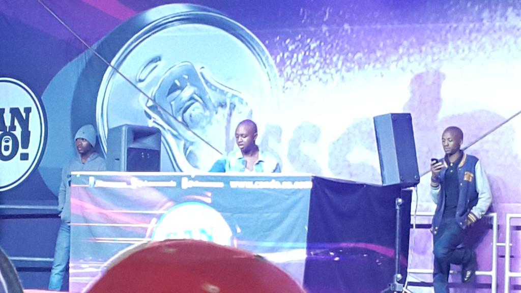 sechabamo_hapi's tweet photo. @Shimza_dj dankie 4 maubane.. re javile goed.. 🙌 #candorefreshtour #VaalTech http://t.co/EgR8Y7Uhrv