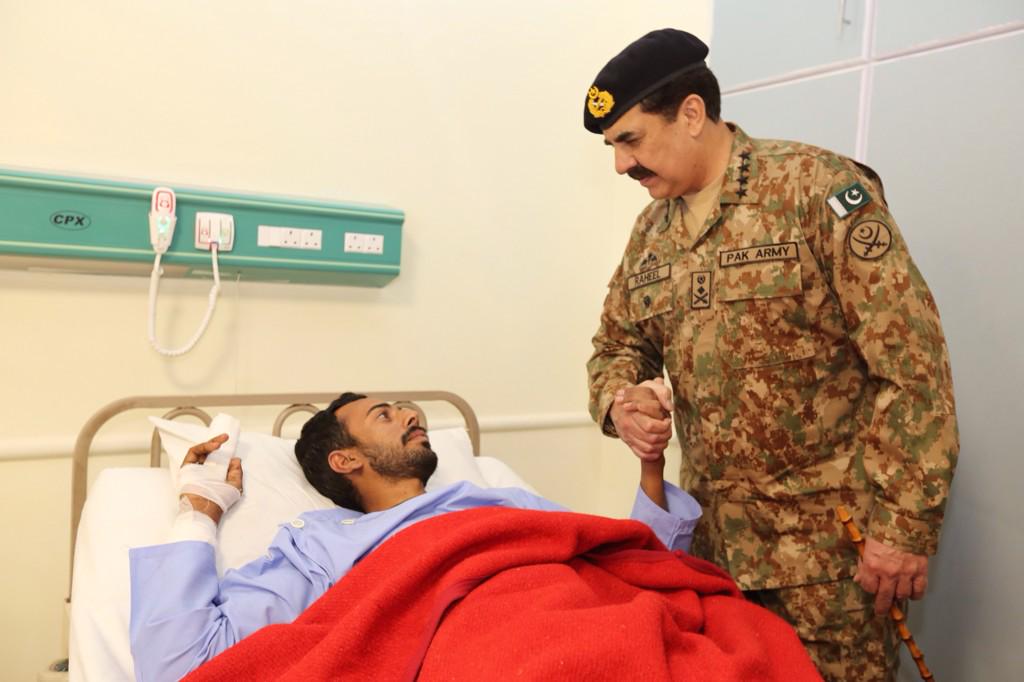 AsimBajwaISPR's tweet photo. #COAS:visited CMH Psr,met wounded.Said,their resolve&amp;indomitable spirit highly reassuring,asset for our Army&amp;Nation-4 http://t.co/aic803KhGY
