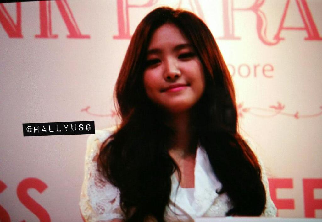 HallyuSG's tweet photo. [#ApinkinSG] Na Eun is very fluent in English! She spoke in English throughout the press conference just now ;) http://t.co/W5fTKlODxG