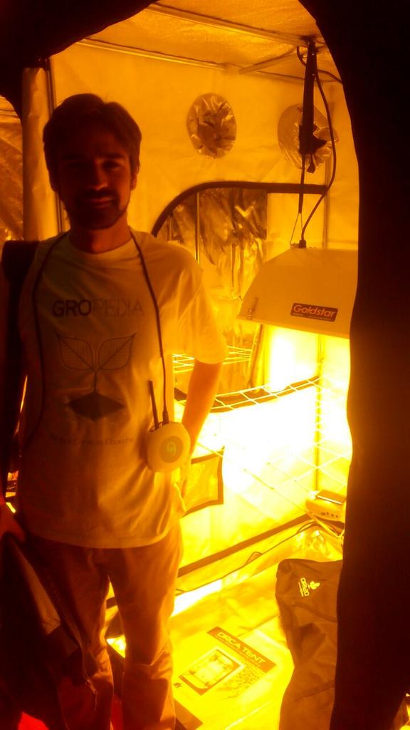 Walking my Grobots in #Spannabis2015 #Spannabis2015 meet us! Search for the blinking led!