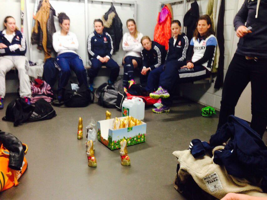 VVV D2: zo vroeg op, paashazen er tegen aan gegooid en tóch met 2-0 er vanaf tegen #Pinoke D3. 😂#amsterdamhockeystad