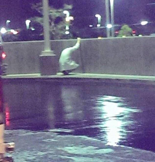 دكتور بقسم الطواريء في كاليفورنيا حاول جاهداً اسعاف مريض
لكن المريض مات
فقام احد الأشخاص بتصوير الطبيب وهو يبكي بألم
