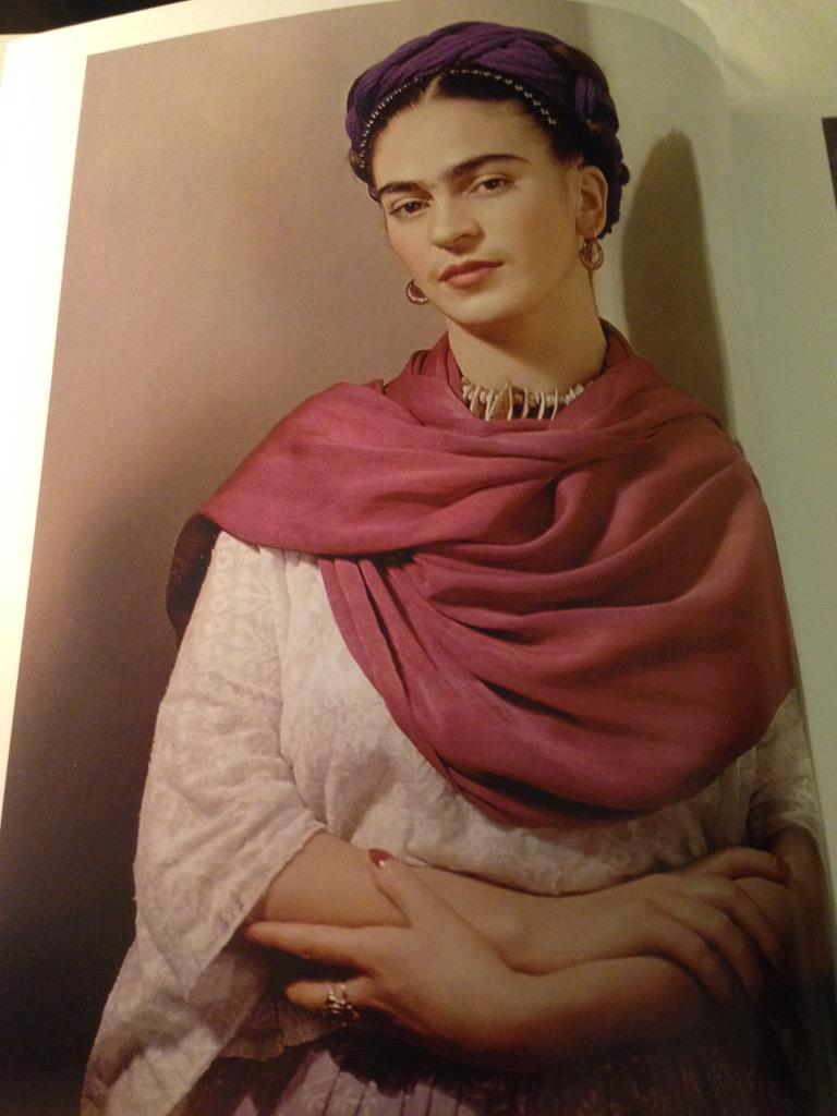 LuluVento's tweet image. Frida #Khalo fotografata dal suo amante Nickolas Muray - 1938 circa #DonneInArte