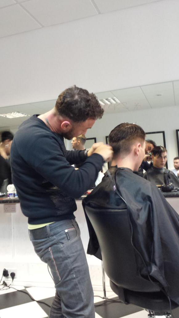 WarrensBarbers's tweet photo. Danny Robinson @Hairllumanati  at work at today love this guy's work @GuruScissor @ruger_barber @Alan_Beak_Hair http://t.co/vLiEUr4PuZ
