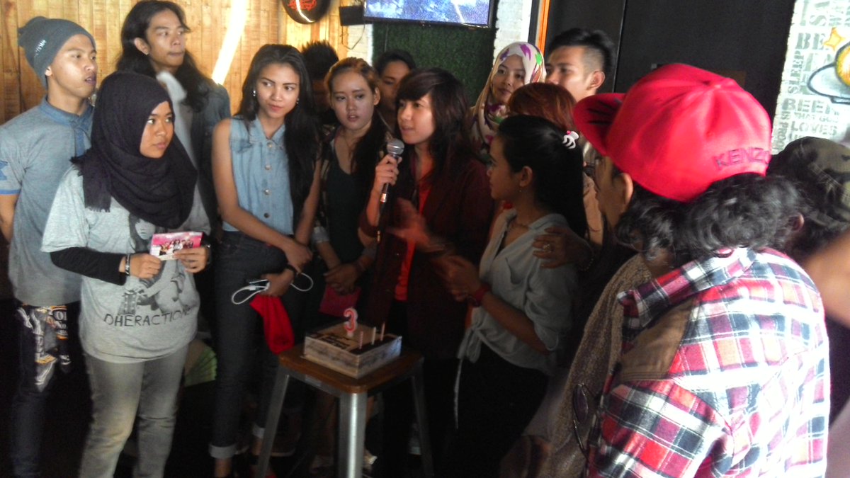 DHERACTIONS's tweet photo. Alhamdulillah #3rdanniversarydheractions berjalan lancar terimakasih buat semuanya kalian keren 😃😃😃 http://t.co/cUsvTDSOCN