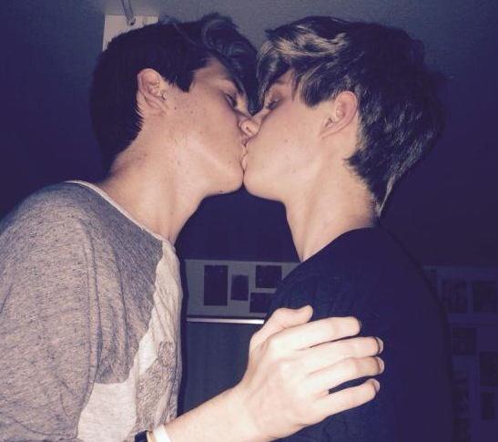 CoupleCute2's tweet photo. Rt si tu n'es pas homophobe ! 👬👭💋 http://t.co/ZvnZHlW7XG