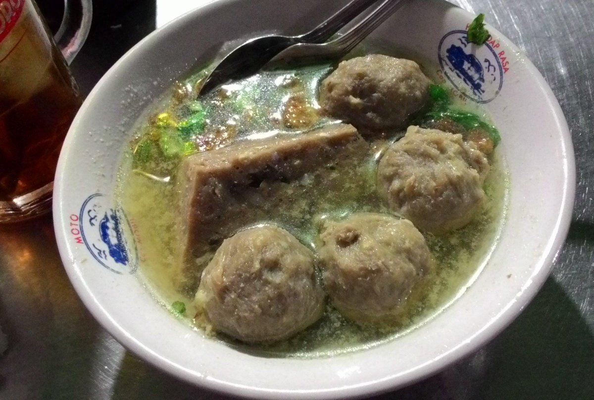 Ngebakso dulu yok ganks, yang seger2 berkuah. Bakso kotak khas surabaya di pedurungan boleh bgt loh. IDR 11K #enakSMG